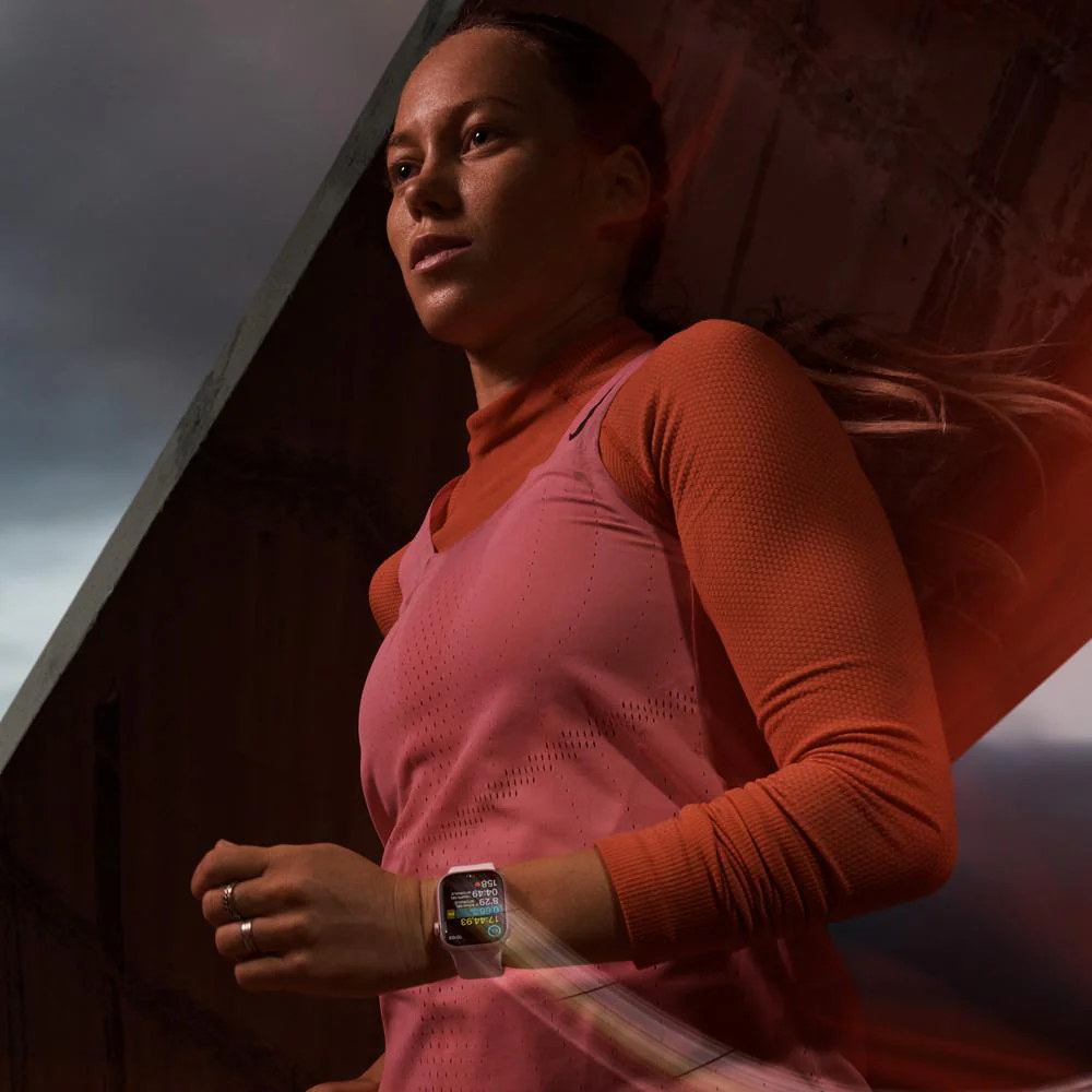 Apple Watch Series 9 GPS • Caja de aluminio (PRODUCT)RED de 41 mm • Correa deportiva (PRODUCT)RED - S/M - Image 5
